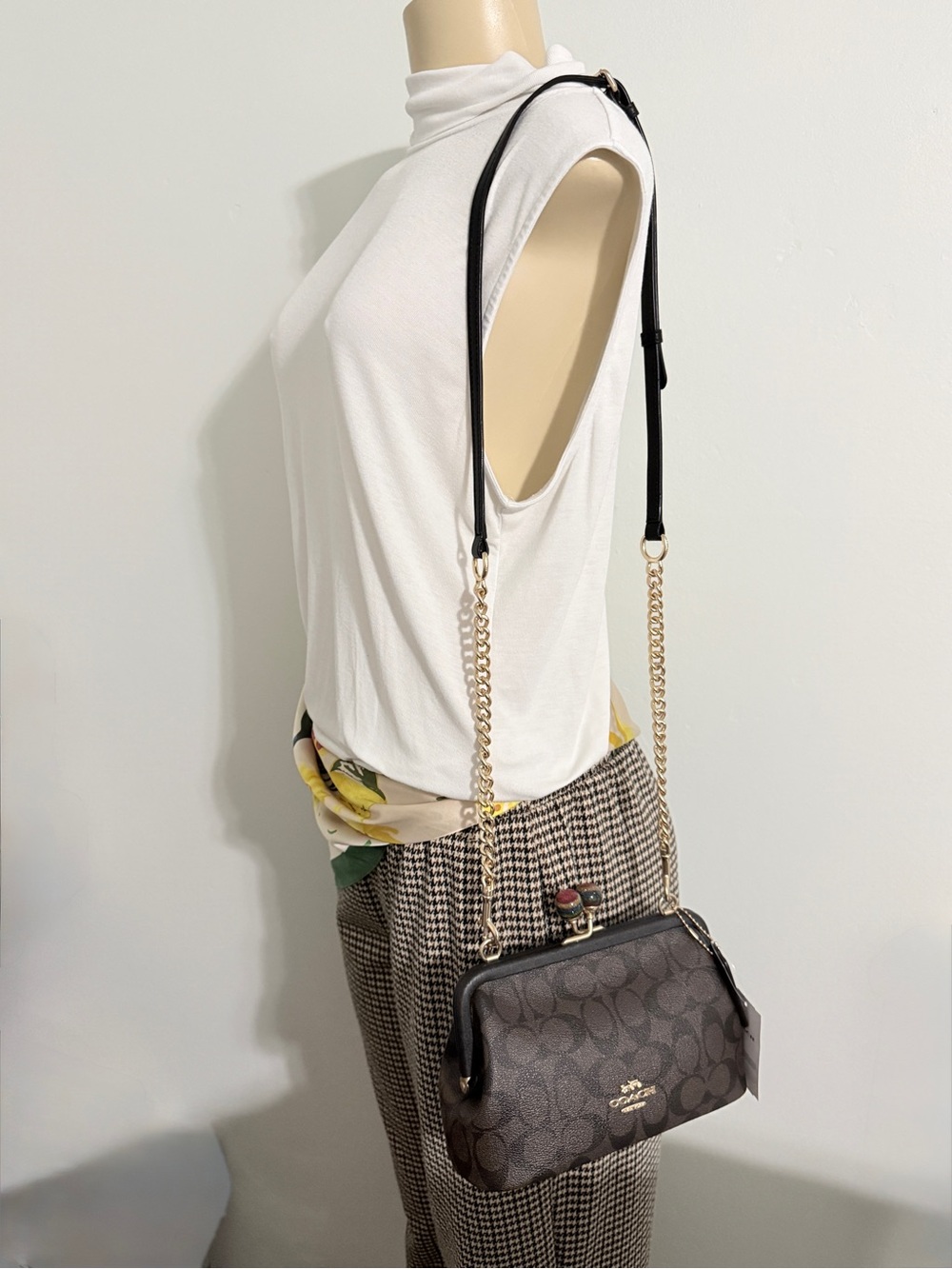 Black Kisslock Crossbody - Picture 16 of 16